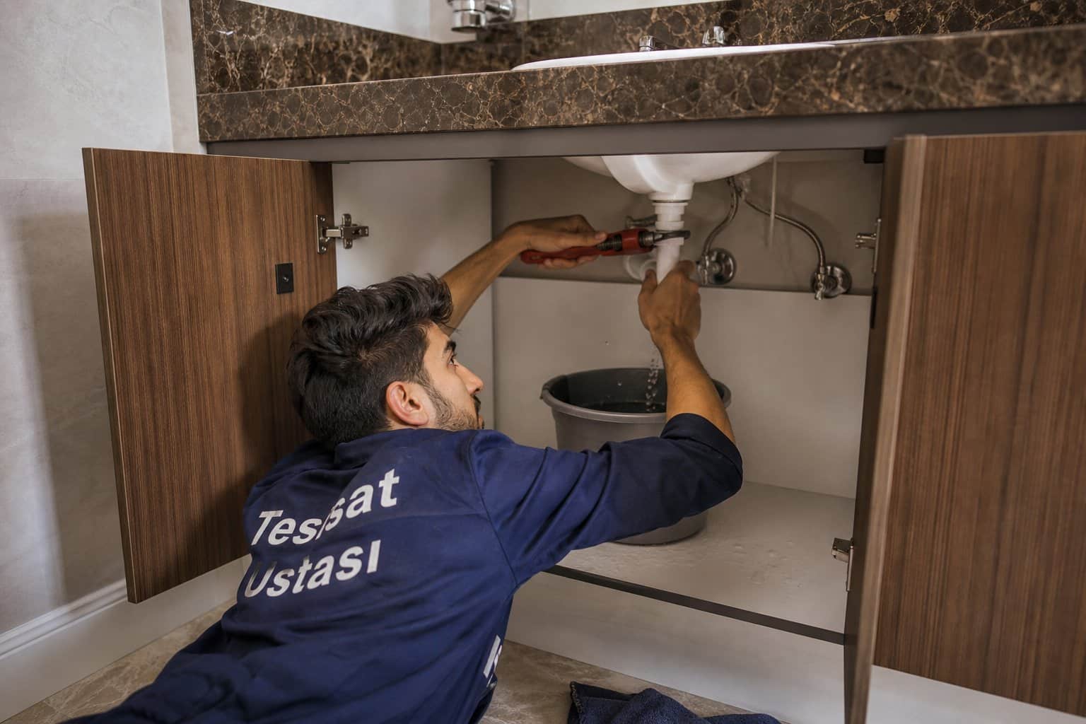 Lavabo altındaki boru ve bağlantıların değerlendirilmesi