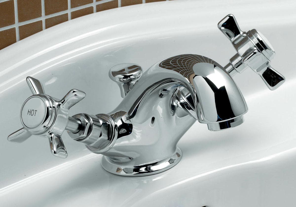 Lavabo bataryası ve temiz su bağlantıları