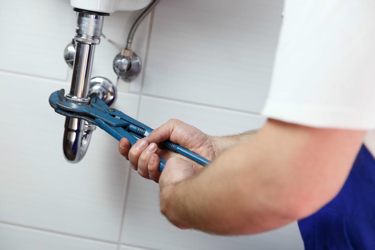 Lavabo altındaki sifon ve ek bağlantılarının kontrolü